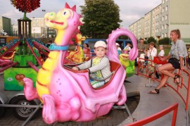 dzieci na placu zabaw 