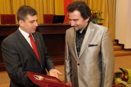 Wręczenie Dariuszowi Stachurze kluczy do bram Łodzi