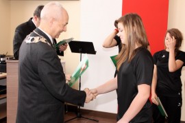 Wręczenie listów gratulacyjnych zawodniczkom hokeja na trawie przez przewodniczącego Zbigniewa Bączyńskiego