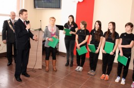 Przekazania gratulacji zawodniczkom hokeja na trawie przez burmistrza Marcina Plutę