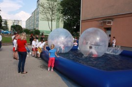 dzieci na placu zabaw 